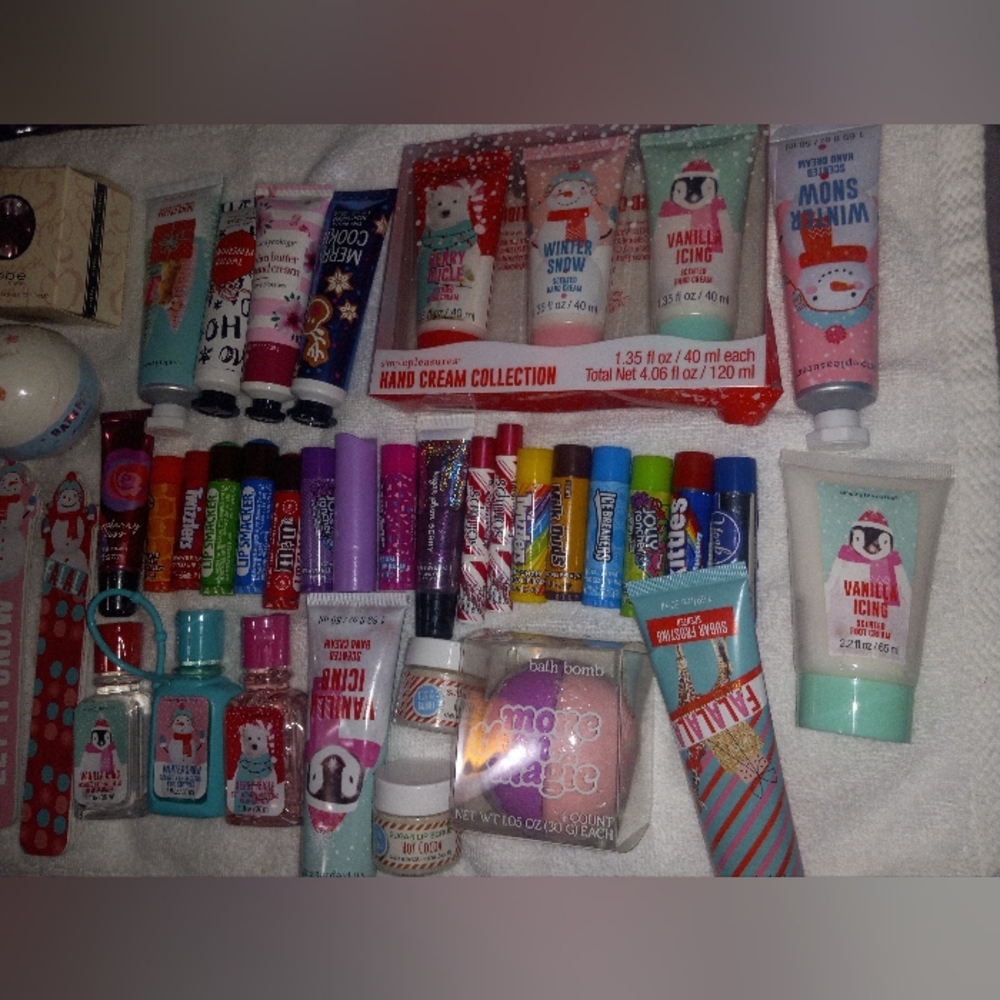 MOMMY AND DAUGHTER VARIETY SELF CARE KIT. NEW WITH TAGS.